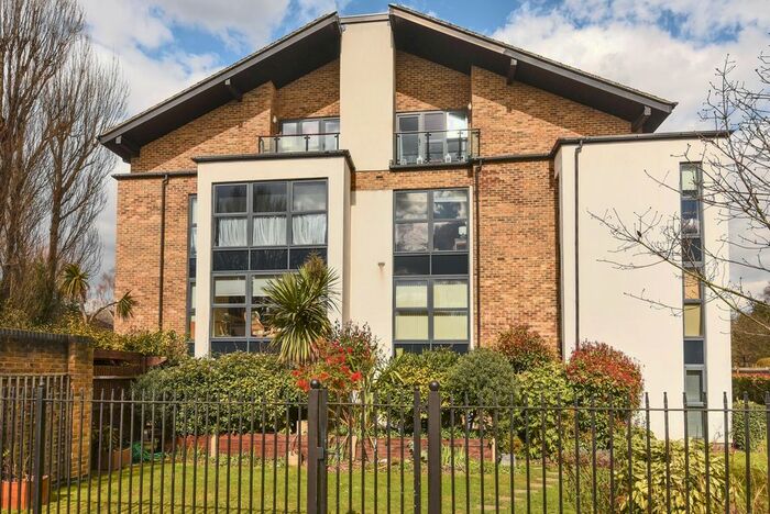 2 Bedroom Flat To Rent In Meadowcourt Road, London, SE3