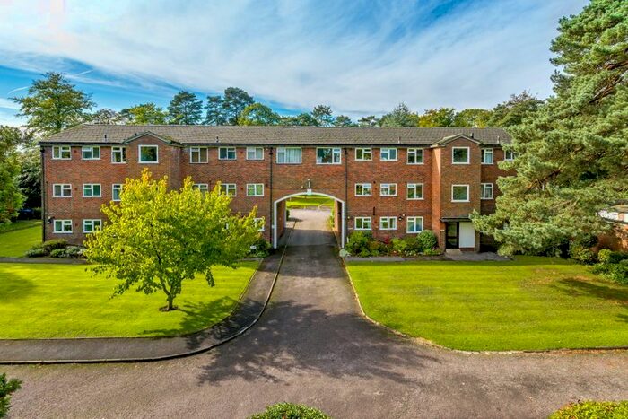 2 Bedroom Flat To Rent In Beacon Hill Court, Hindhead, GU26