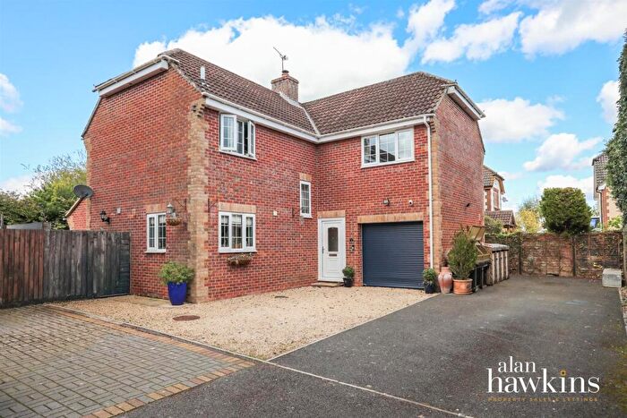 4 Bedroom Detached House For Sale In Bradenstoke, SN15