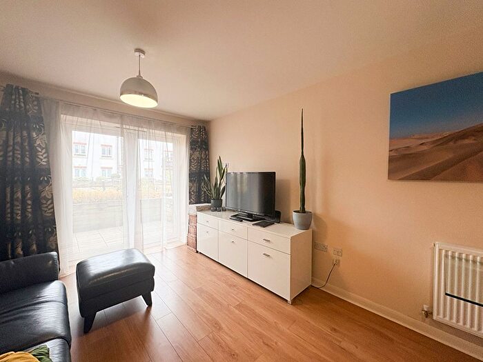 1 Bedroom Flat For Sale In Featherstone Road, Southall, UB2