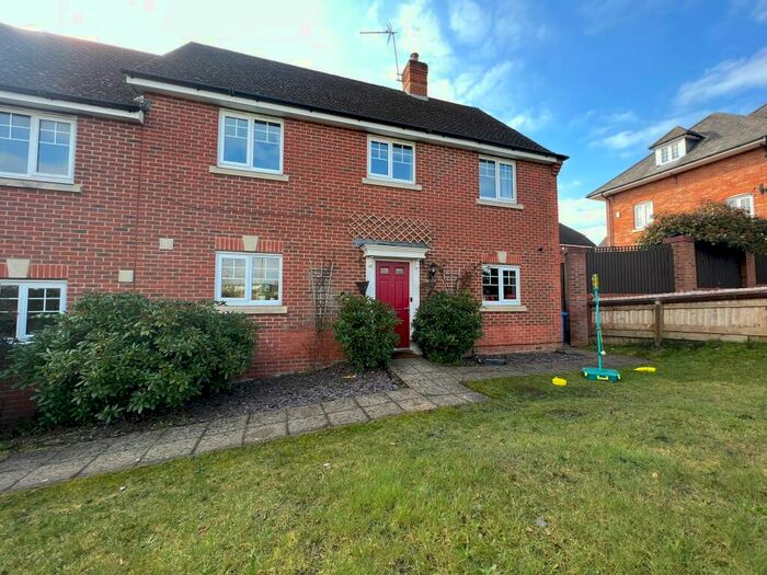 4 Bedroom Semi-Detached House To Rent In Bendeng Close, Fleet, GU51