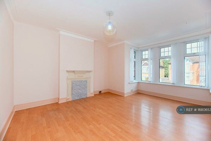 3 Bedroom Flat To Rent In Clarendon Gardens, Ilford, IG1