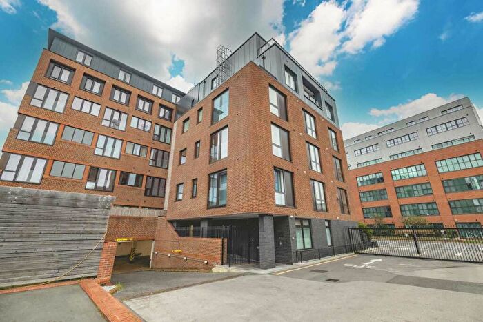 2 Bedroom Flat For Sale In Bath Road, Slough, SL1