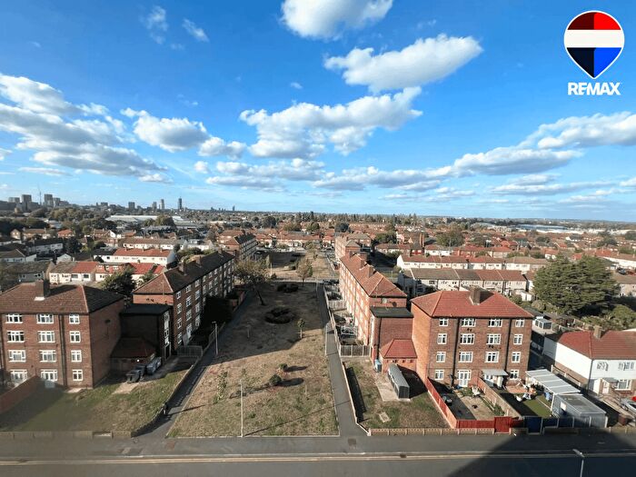 1 Bedroom Flat For Sale In Curzon Crescent, Barking, IG11