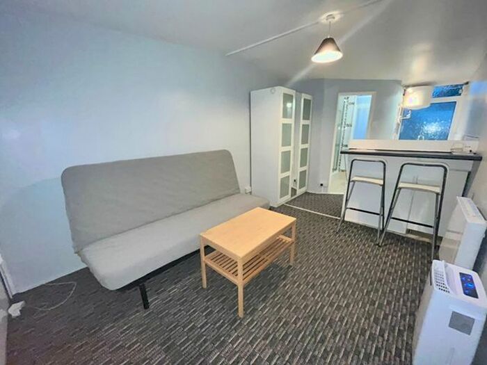 Studio To Rent In Ducks Walk, Richmond, London, TW1