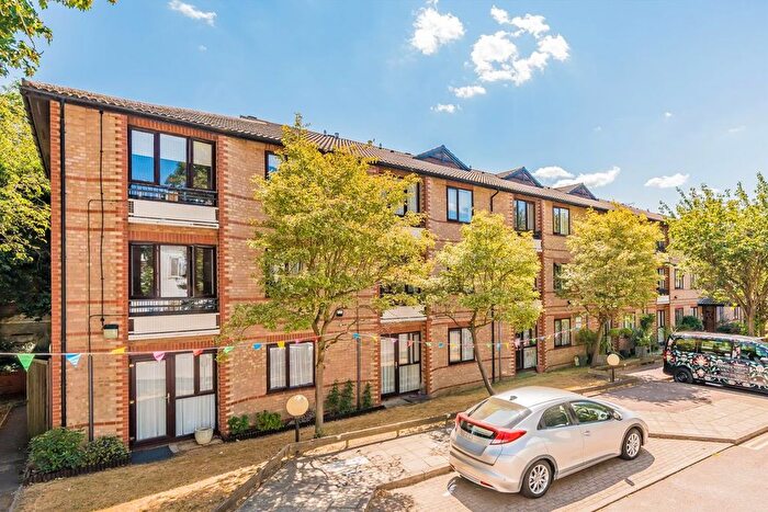 1 Bedroom Flat For Sale In Walker Close, Hanwell, W7