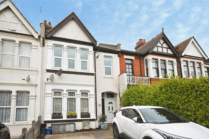 2 Bedroom Flat For Sale In Ilfracombe Avenue, Southend-On-Sea, Essex, SS1