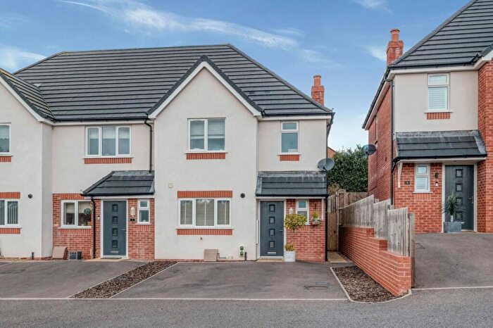 3 Bedroom End Of Terrace House For Sale In Hollybank Drive, Bromsgrove, B61