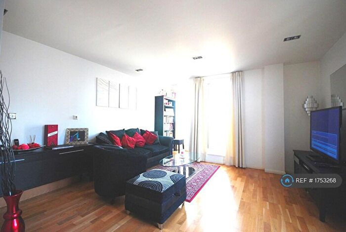 2 Bedroom Flat To Rent In Limeharbour, London, E14