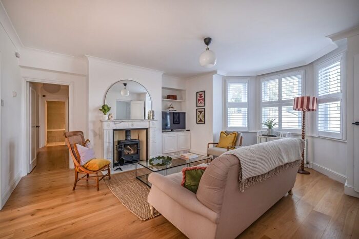 3 Bedroom Flat To Rent In Richmond Hill, Richmond, TW10