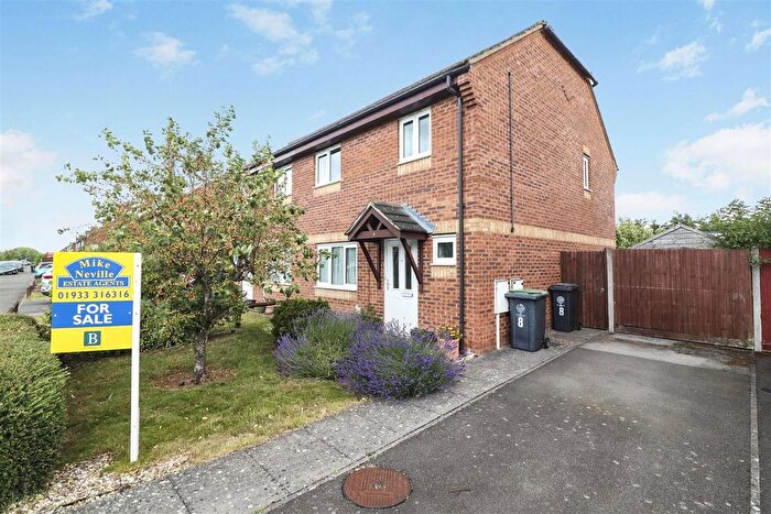 3 Bedroom Semi-Detached House For Sale In Fettledine Road, Irthlingborough, NN9