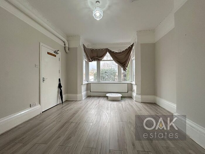 Studio To Rent In Bowes Road, London, N13