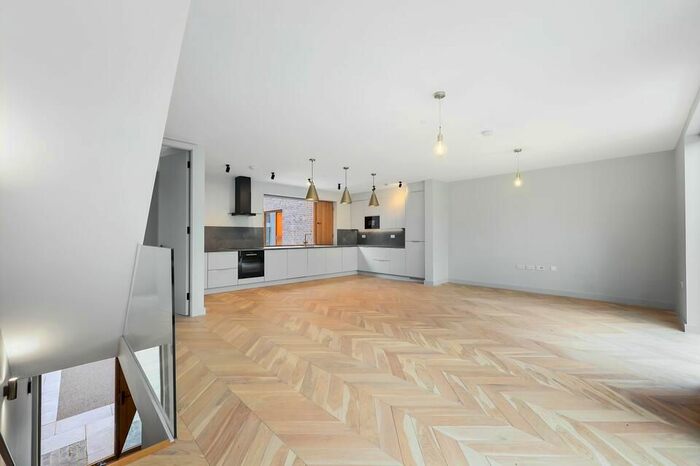 4 Bedroom Semi-Detached House To Rent In Spire Mews, London, N4