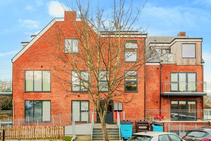 2 Bedroom Flat To Rent In Claybury, Bushey, WD23