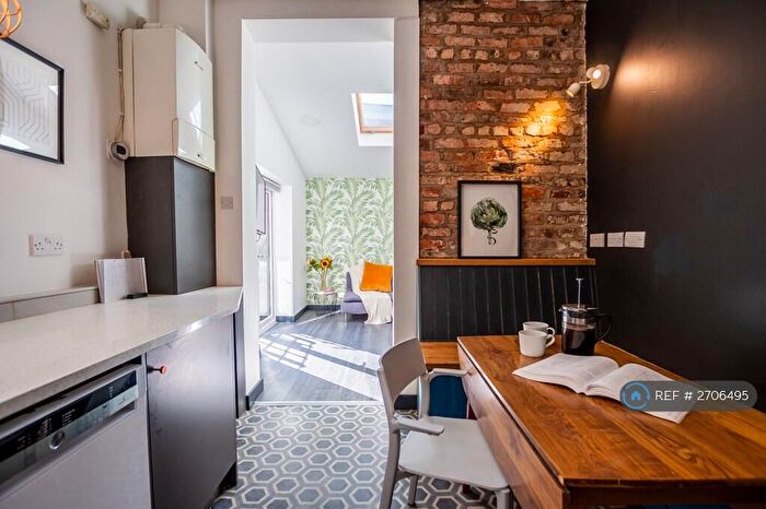 6 Bedroom Terraced House To Rent In Fairbank Avenue, Manchester, M14