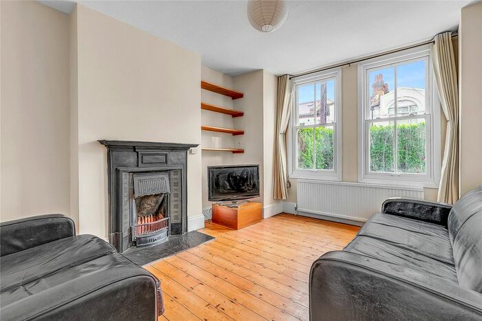 3 Bedroom Flat To Rent In Mantilla Road, London, SW17