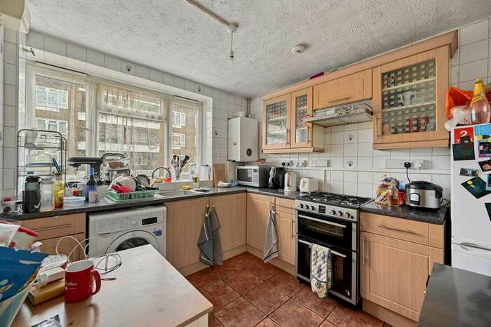 3 Bedroom Flat To Rent In Beech Avenue, East Acton, London W3