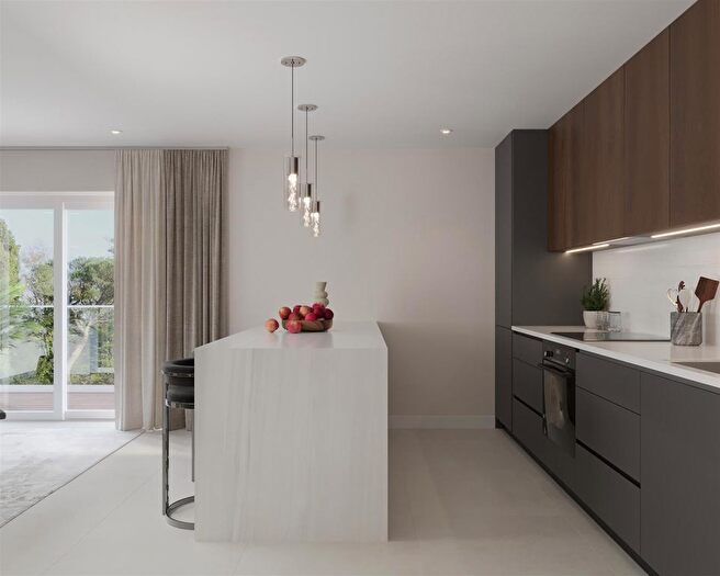 2 Bedroom Flat For Sale In Flat, Thistle Court, Epsom, Surrey, KT17