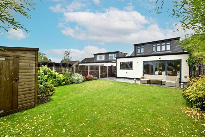 4 Bedroom Bungalow For Sale In Field View Road, Potters Bar, EN6