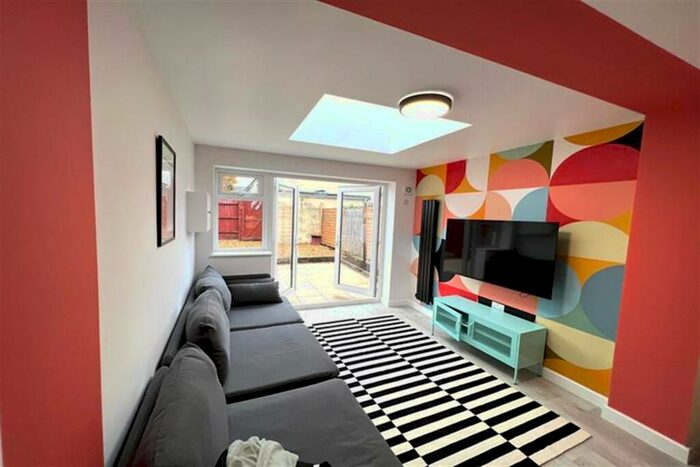 6 Bedroom Semi-Detached House To Rent In Leiden Road, Woodfarm, Headington, OX3