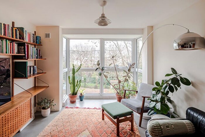 2 Bedroom Maisonette For Sale In Heath Court, London, E11