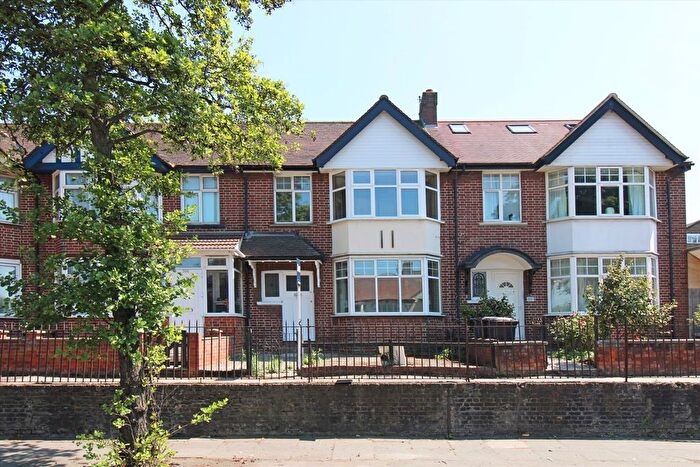 4 Bedroom Flat To Rent In Horn Lane, Acton, W3