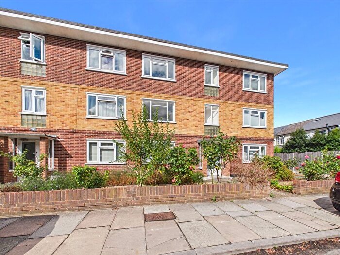 1 Bedroom Flat For Sale In Chelsea Close, Hampton Hill, TW12