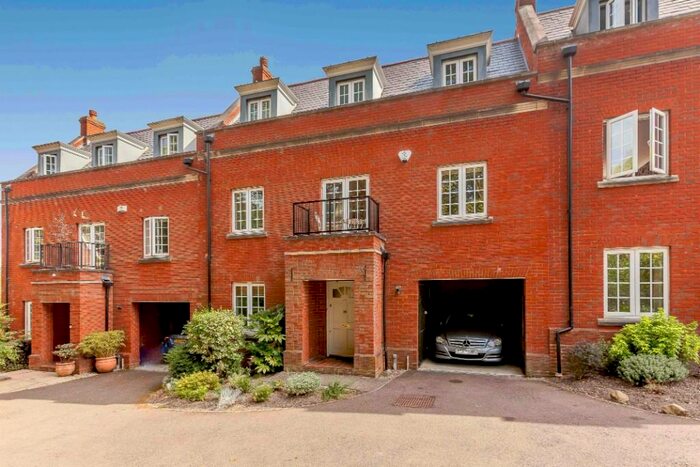 4 Bedroom Town House To Rent In Osborne Heights, Brentwood, Essex, CM14