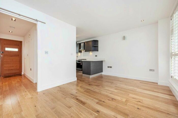 2 Bedroom Property To Rent In Gerards Place, London, SW4