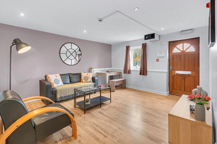 3 Bedroom Flat To Rent In Burley Road, Leeds, LS4