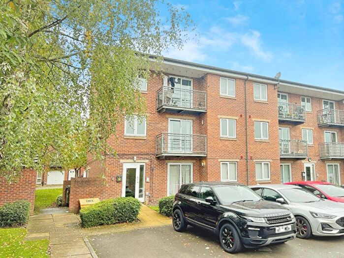 2 Bedroom Flat For Sale In Woodeson Lea, Leeds, LS13