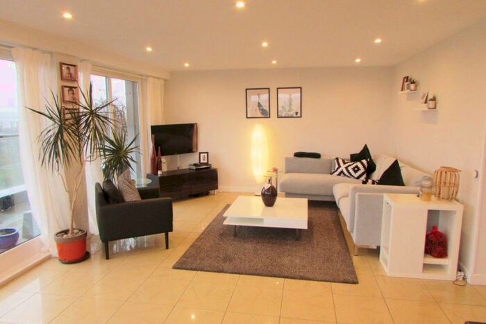 2 Bedroom Flat To Rent In Stunning Bed Penthouse @ Templeton St, G40