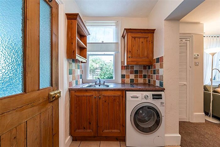 2 Bedroom Flat To Rent In Brightwell Crescent, London, SW17