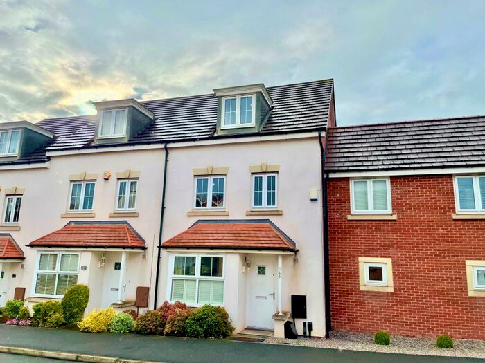 4 Bedroom Town House To Rent In Kenbrook Road, Hucknall, NG15