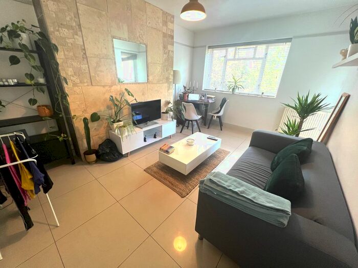 2 Bedroom Flat To Rent In Sulivan Court, Parson Green, SW6