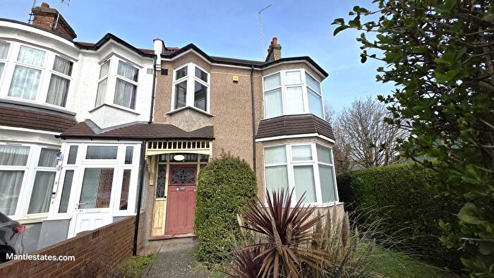 3 Bedroom End Terrace House For Sale In Woodhouse Road, North Finchley, N12