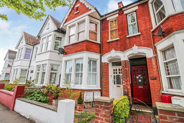 1 Bedroom Apartment For Sale In Hamlet Court Road, Westcliff-on-sea, SS0