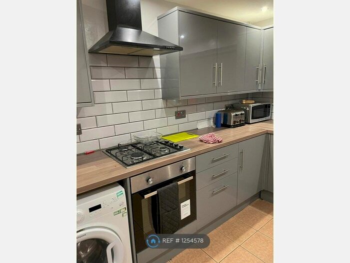 4 Bedroom Semi-Detached House To Rent In Harrington Drive, Nottingham NG7