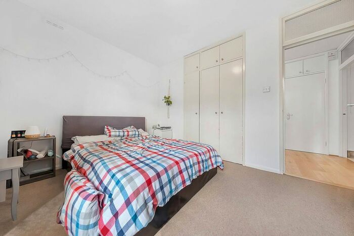 2 Bedroom Flat To Rent In The Chase, Clapham, London, SW4