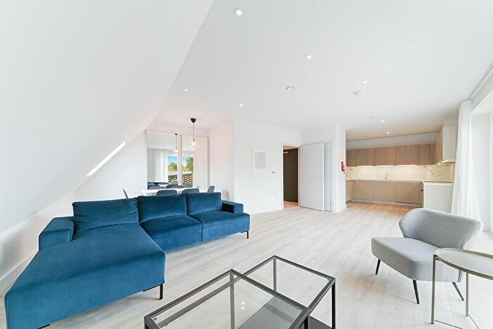 3 Bedroom Apartment To Rent In A Red Post Hill London, SE24