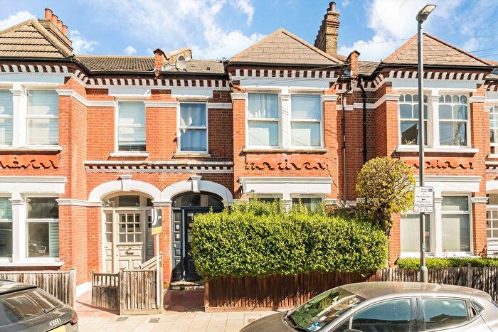 3 Bedroom Flat For Sale In Stapleton Road, Wandsworth, SW17