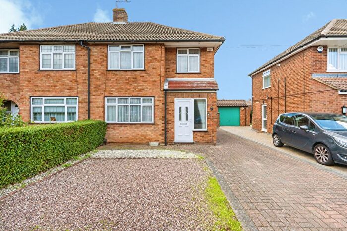 3 Bedroom Semi Detached House For Sale In Collingtree, Luton, LU2
