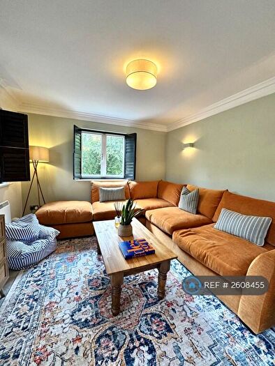 2 Bedroom Flat To Rent In Weir Pool Court, Twyford, RG10