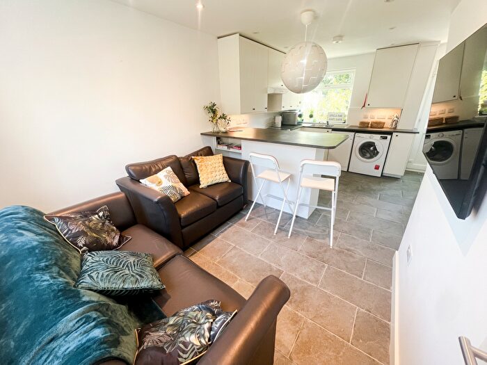 4 Bedroom House To Rent In Leahurst Crescent - Bed Bills, Harborne, West Midlands, B17