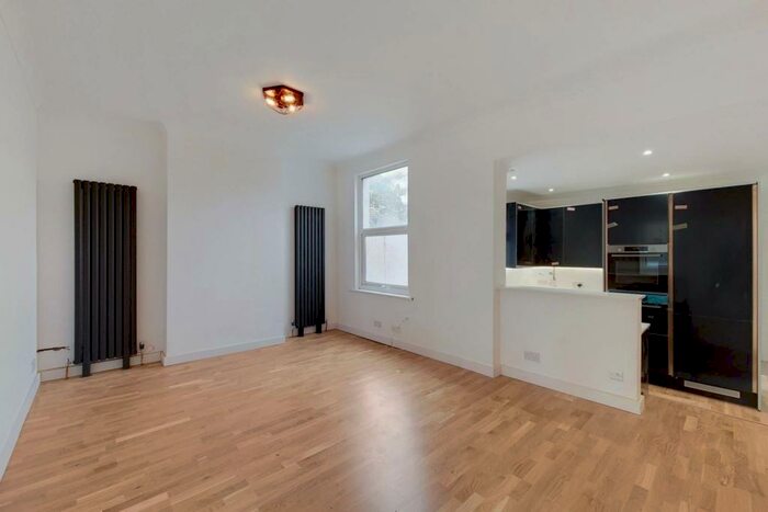 3 Bedroom Flat To Rent In High Street, Upton Park, London, E6
