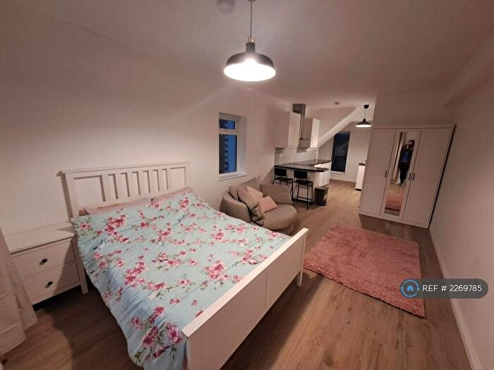Studio To Rent In Baron Road, Penarth, CF64