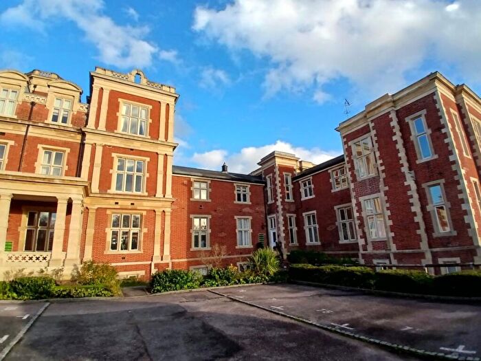 2 Bedroom Apartment To Rent In Royal Earlswood Park, Redhill, RH1