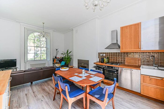 2 Bedroom Flat To Rent In Vassall Road, Oval, London, SW9