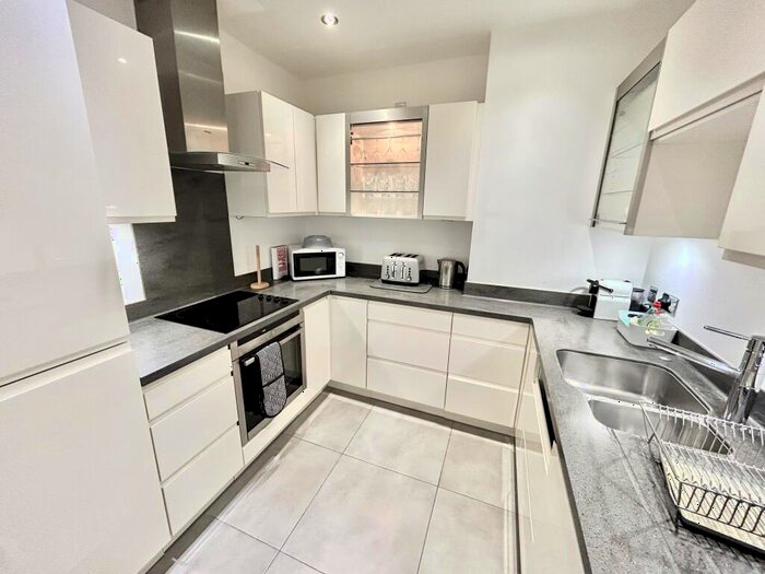2 Bedroom Flat To Rent In South Parade, Southsea, PO4