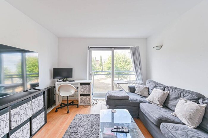 2 Bedroom Flat For Sale In Hopton Road, Woolwich, London, SE18